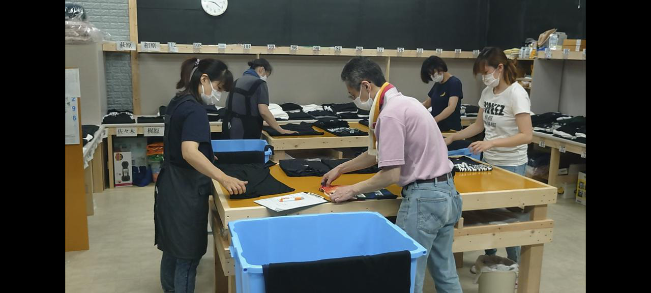 ユニフォームクリーニング[スポーツ専門蝦名ランドリー］熟練スタッフの作業