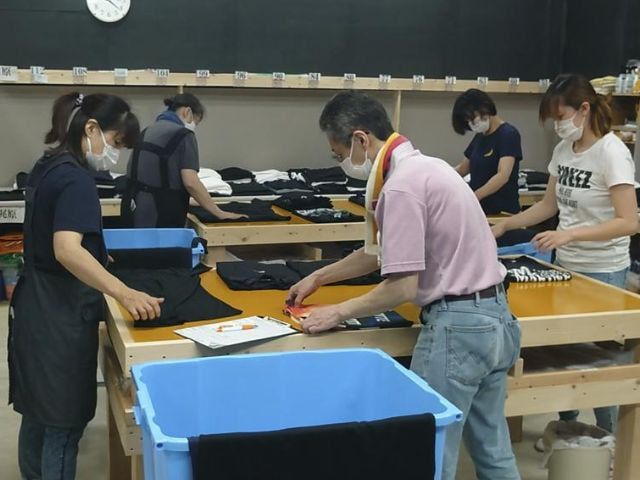 ユニフォームクリーニング[スポーツ専門蝦名ランドリー]丁寧な仕上げと仕分け風景