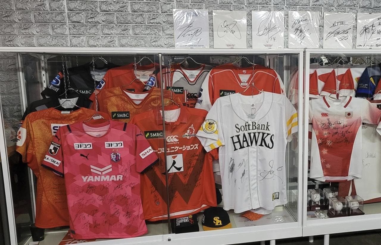 ユニフォームクリーニング[スポーツ専門蝦名ランドリー]各チームから贈られたサイン入りユニフォームの数々
