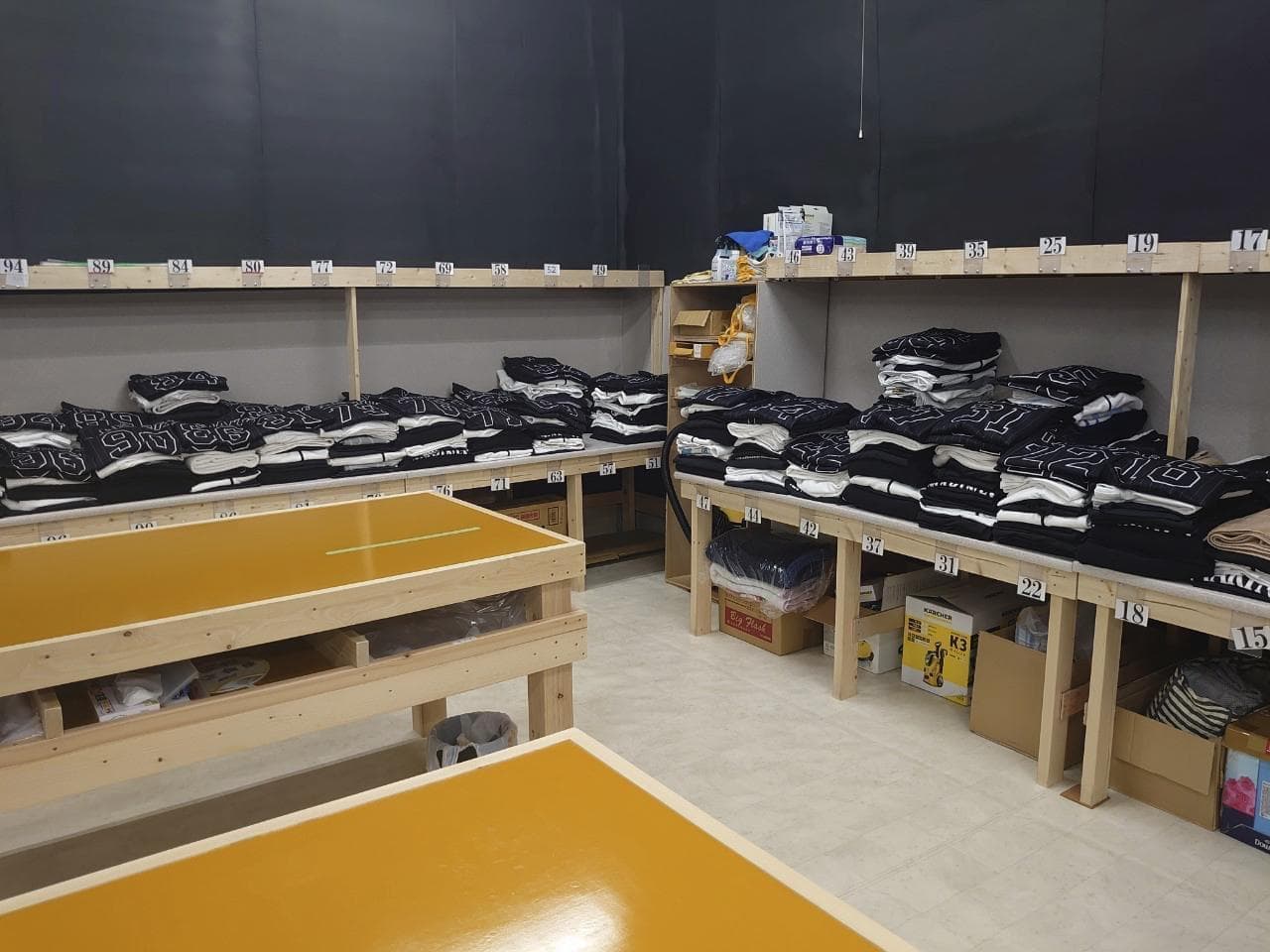 ユニフォームクリーニング[スポーツ専門蝦名ランドリー]各選手ごとにたたまれたユニフォーム